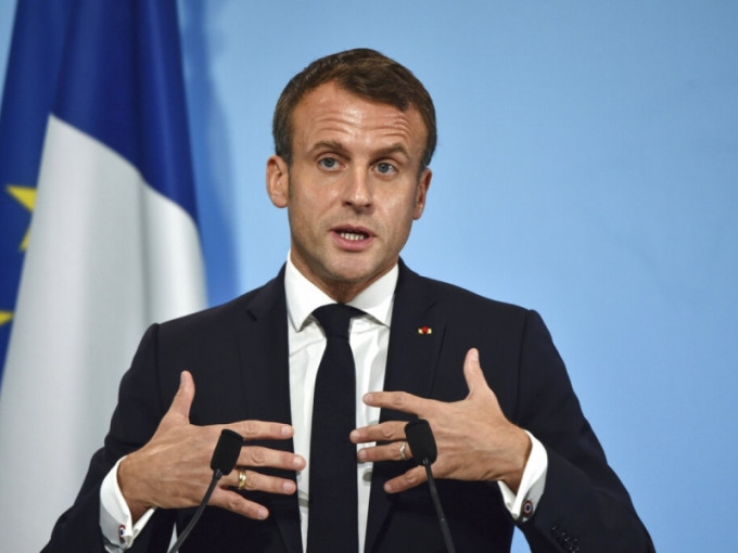 法国总统马克龙将视像主持国际援助会议。AP图