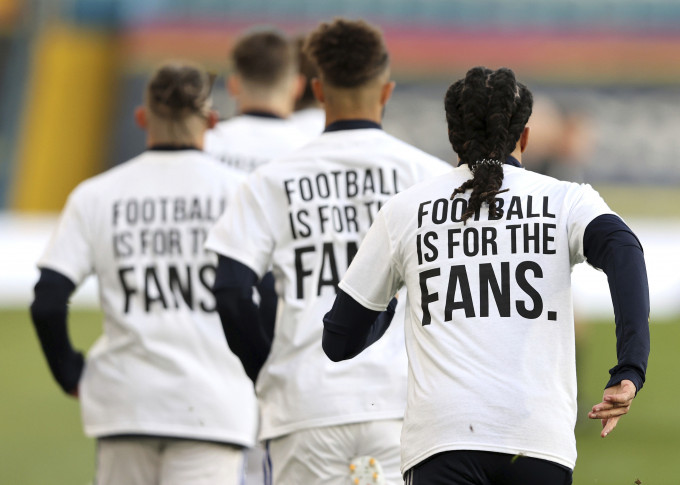 列斯联球员穿起新T恤，提醒各球队要顾及球迷感受。 AP