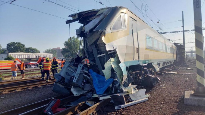 该辆载客列车的车头尽毁。互联网图片