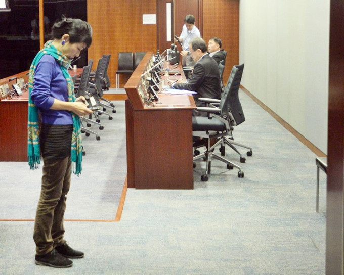 议会阵线毛孟静提早到会议室准备开会。