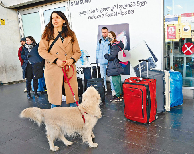 飞抵格鲁吉亚首府第比利斯的俄罗斯人，日前在机场等候的士。 