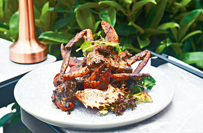 砂勞越黑胡椒焗蟹，來自越南的肉蟹啖啖肉夠結實，與秘製黑胡椒醬快炒，吃起來鮮香可口。