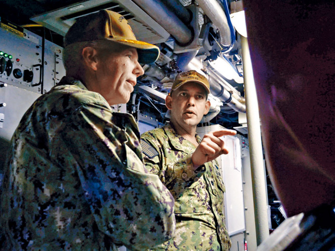 ■康涅狄格号潜艇舰长阿利拉尼（右），八月与第七舰队指挥官托马斯交谈。