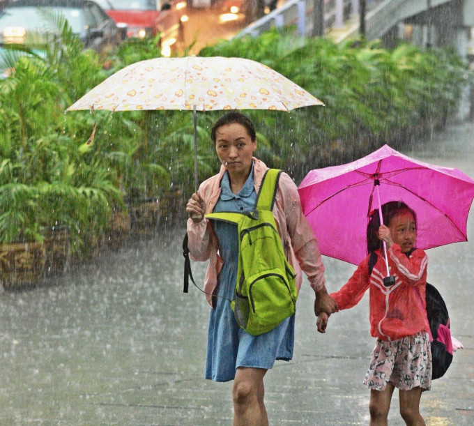 天文台预测，周五起一连8日下雨，周末雨势有时颇大。 资料图片