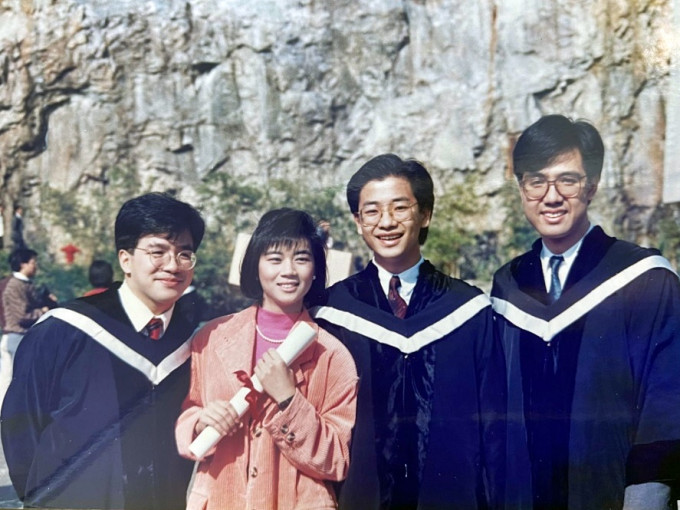 余偉文（右二）跟中大同學的畢業照。