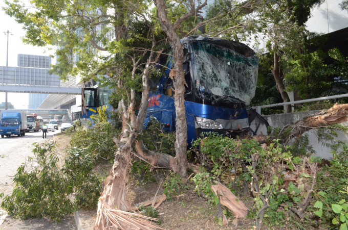 旅游巴车头严重损毁，挡风玻璃爆裂。