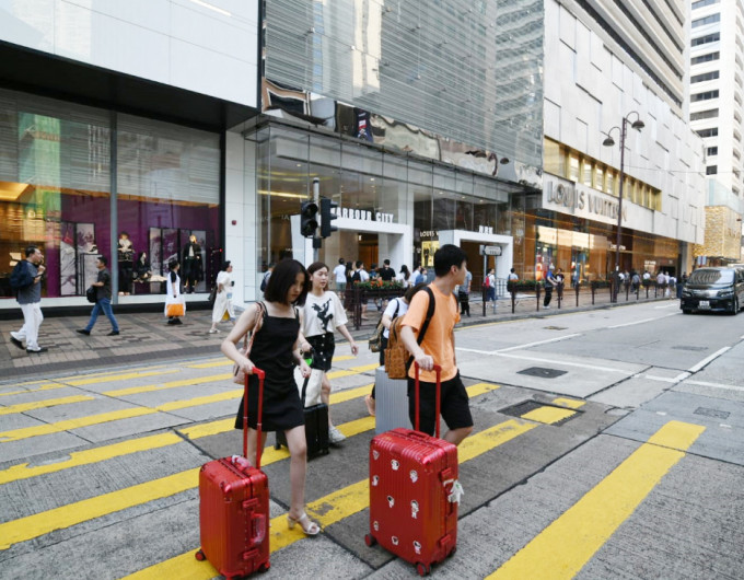 李汉城指，访港旅客减，整体酒店入住率平均下跌超过三成。 资料图片