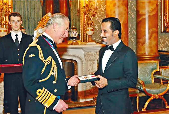■查理斯二○一六年向沙特富商馬赫福茲頒授CBE勳銜。