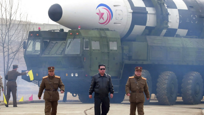 金正恩強調北韓將繼續發展「強大攻擊力量」。AP