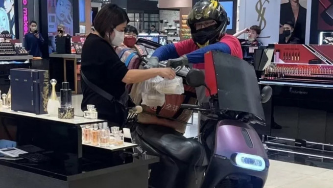 外卖员驾电单车直接将餐送到百货公司内化妆品专柜前交收。fb