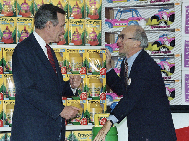 「玩具反斗城」创办人拉萨鲁斯（右）逝世，享年94岁。