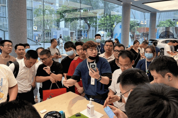 华为近日推出新手机型号Mate 60，内藏众多新科技功能，被视为中国晶片技术的突破。
