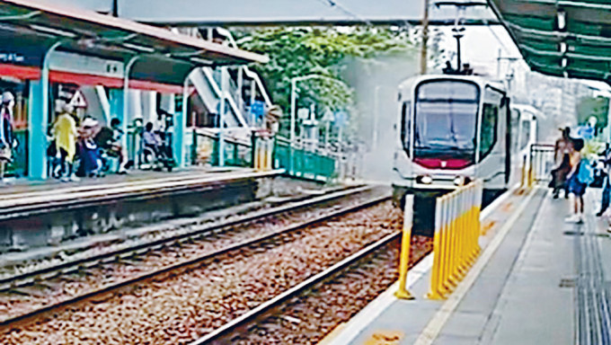 涉事轻铁列车驶进锺屋村站时，发出磨地巨响及冒出白烟。