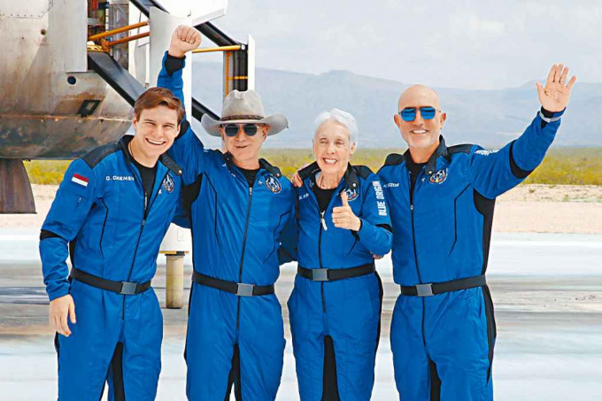 ■贝索斯（左二）与德门（左一）等共四人，上周二同游太空边缘后成功返航。