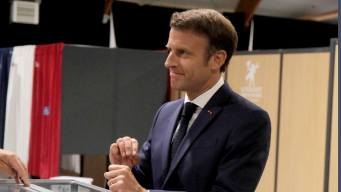 法國傳媒形容選舉結果是給馬克龍「一記耳光」。AP圖片