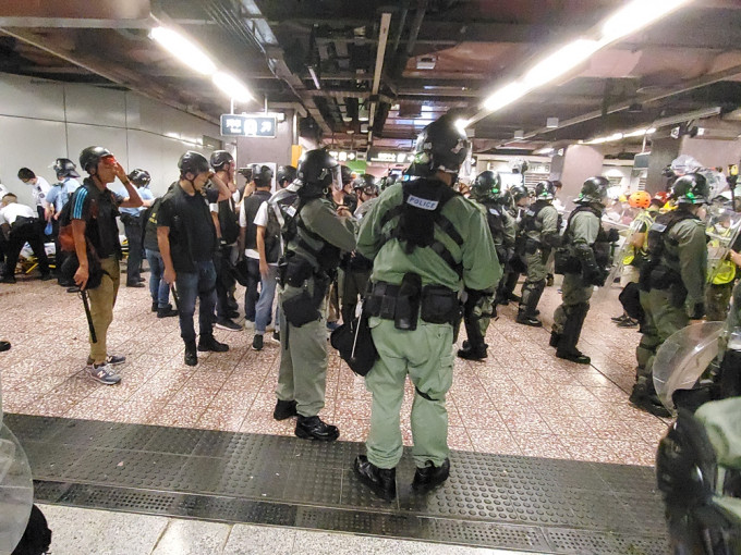 《米報》曾拍攝警方速龍小隊衝入港鐵太子站列車的片段。資料圖片