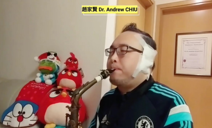 赵家贤在社交平台分享吹奏色士风的影片。