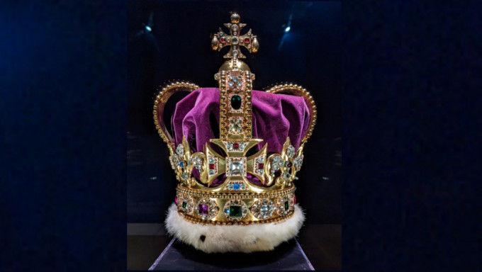 皇冠鑲嵌著紅寶石、紫水晶、藍寶石等。