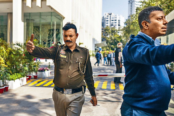 英國廣播公司所在的新德里辦公大樓外，周二有警員駐守。