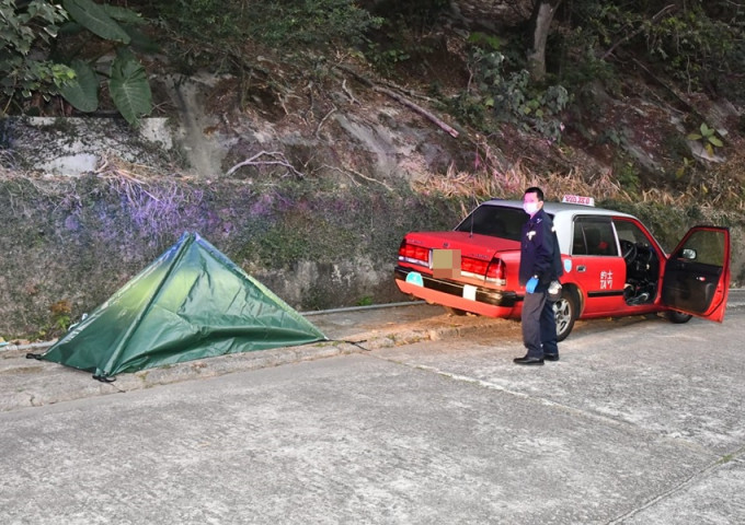 的士司机遗体被帐篷暂时覆盖，等待移走。