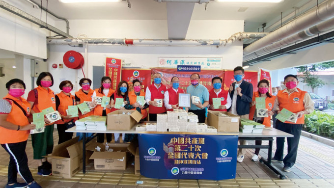 香港海南社团总会日前于全港十个地点举办二十大精神宣讲街站活动。会长李文俊（右六），主席兼秘书长莫海涛（右四），执行会长云海清（右七）落区参与。