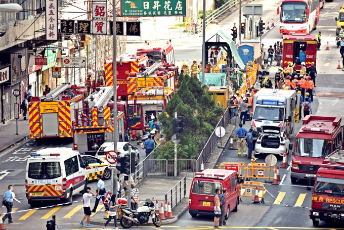 勞工處向今日發生意外工地的承建商發出「暫時停工通知書」，停止有關鋪設地下電纜工程。