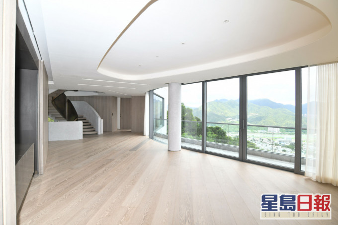 飯廳位於1樓,面積寬廣,設有落地玻璃賞景。