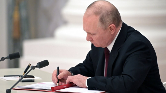 普京簽署命令承認烏克蘭東部分離地區獨立地位。AP圖片