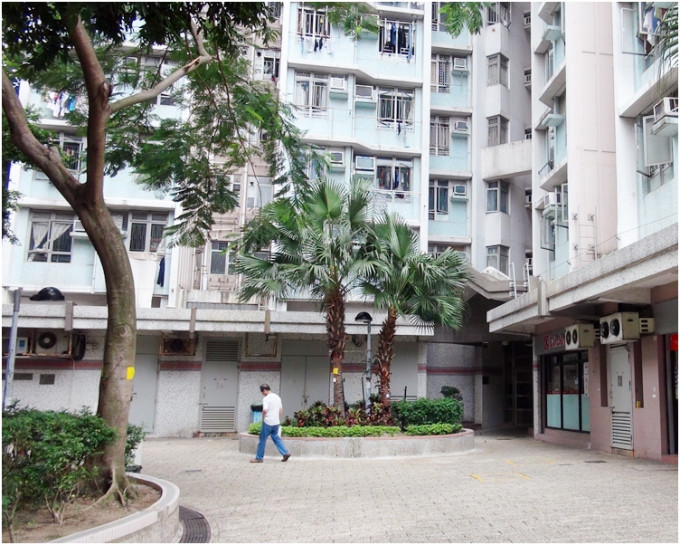 事件發生在葵涌邨秋葵樓，30歲男子懷疑吸毒與父親爭執。