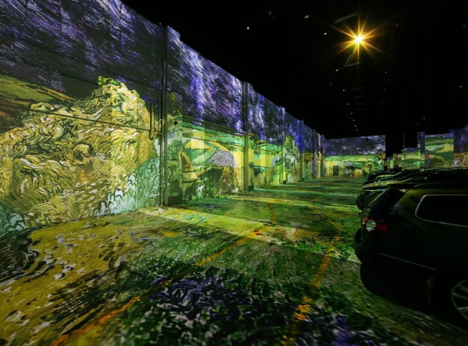 主辦單位讓藝術愛好者能開車進入展場觀展。「Immersive Van Gogh Exhibit」FB圖片