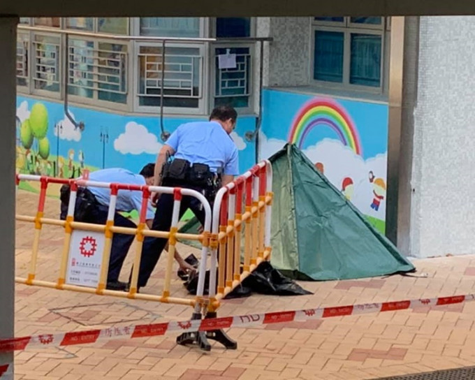 警方用帆布将遗体遮盖。网民：Nico Chan‎香港突发事故报料区