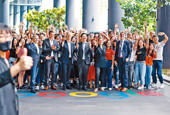 新加坡副總理黃循財（中）上月在Google新加坡總部，與該公司員工合照，慶祝在當地成立十五周年。