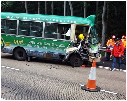 小巴車頭損毀嚴重。香港突發事故報料區圖片