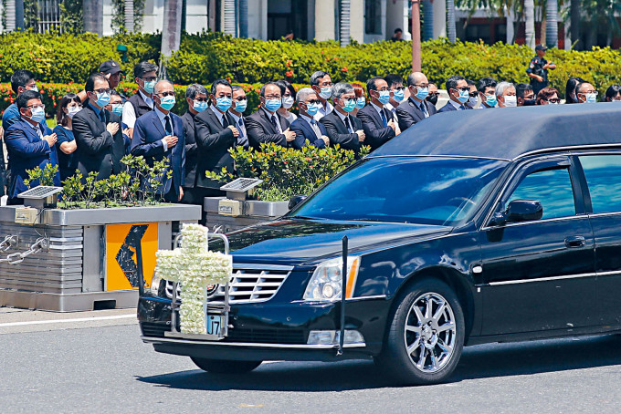 ■总统府官员列队向李登辉灵车行礼致敬。