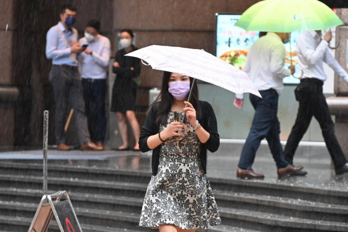 外圍雨帶為廣東沿岸帶來大雨。