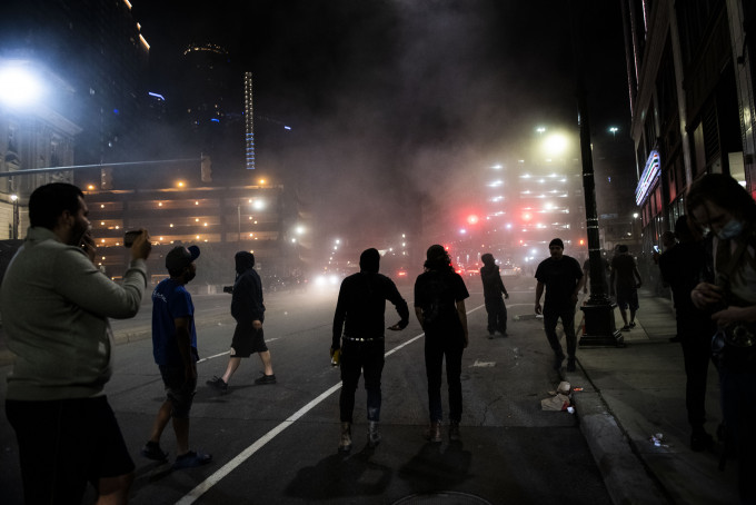 警方施放催泪弹驱散示威者。 AP
