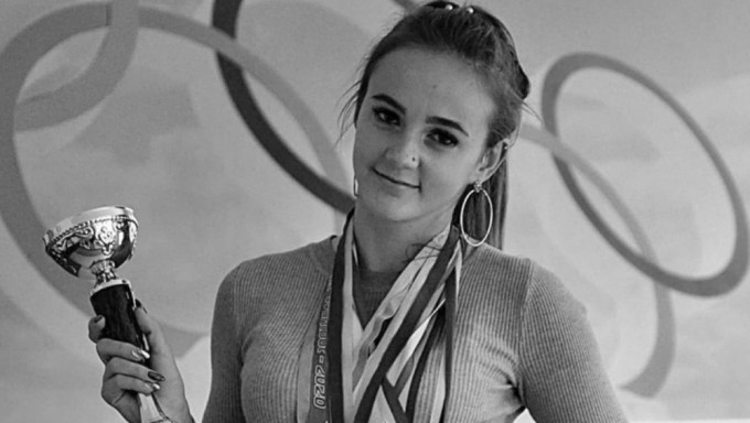 烏克蘭20歲舞壇新星被俄軍炮彈碎片刺穿心臟濺血身亡。