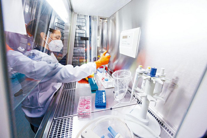 巴伐利亚北欧公司职员在实验室研发疫苗 。