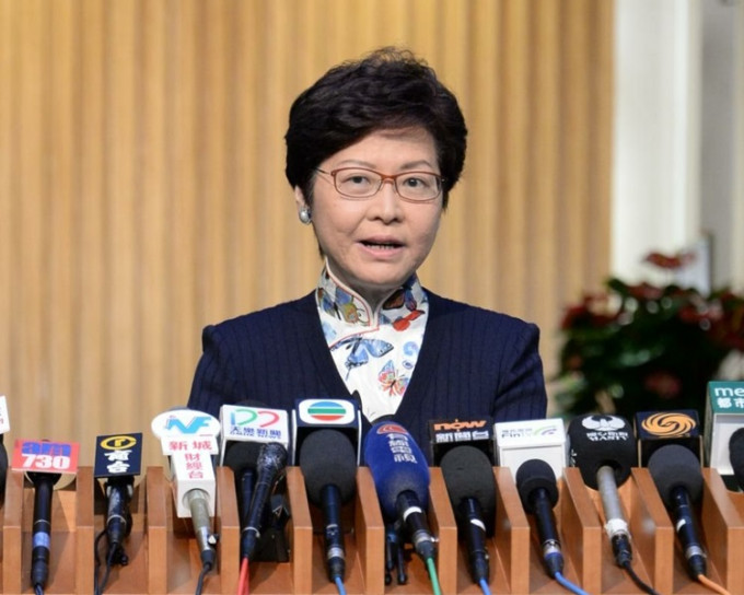 林郑预告明日立法会将提出中止审议印花税。　