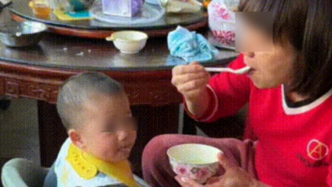 杭州有2岁男童疑因嫲嫲先把食物嚼碎才喂食，导致感染了梅毒。示意图