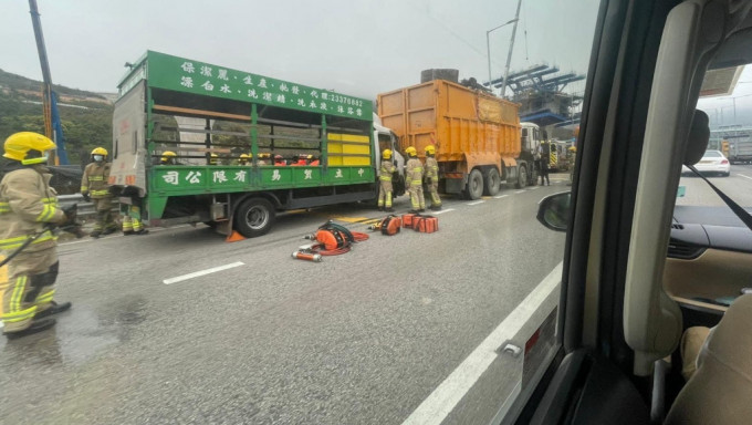 清潔用品貿易公司貨車撞重型貨車車尾，司機一度被困獲救輕傷送院。香港突發事故報料區fb