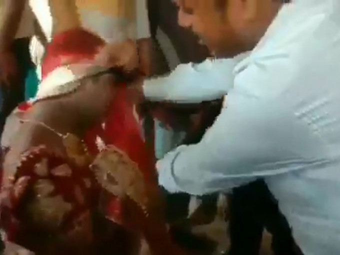 印度男扮新娘闯婚礼被女方家人识破。