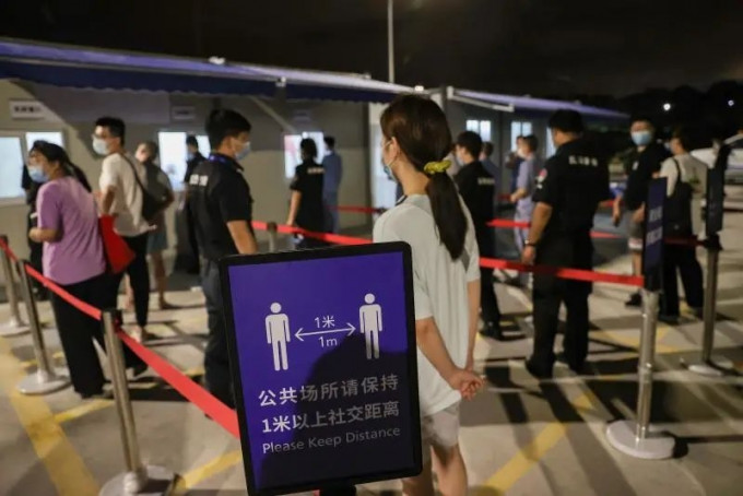 上海浦东机场连夜进行核酸检测。