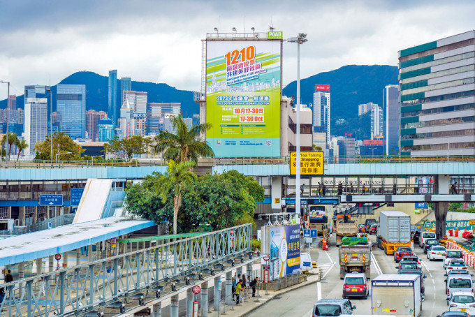 政制及內地事務局近日在全港各交通要道，包括紅隧等掛起巨型宣傳海報，宣傳2023年區議會選舉。