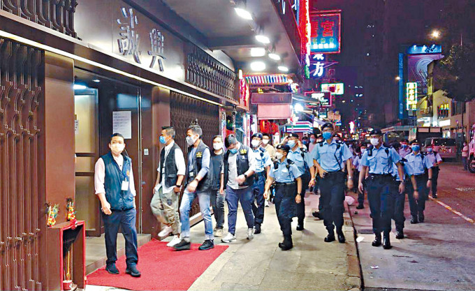 ■警方前晚动员八百警巡查麻将馆等娱乐场所。