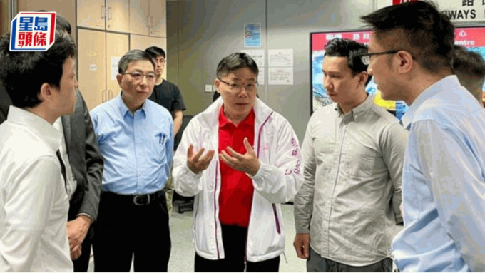 運輸及物流局局長林世雄在颱風下到訪協調中心，向應對風暴的部門同事致敬。運輸及物流局FB