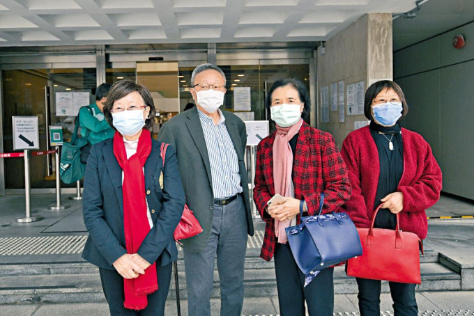 （左起）龚中心、龚仁心、刘元春夫妇及龚因心四人，亲自到庭出席聆讯。