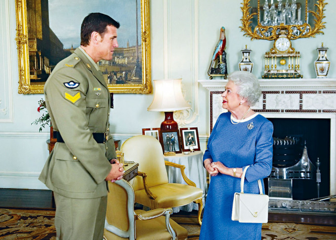 澳洲「战争英雄」罗伯茨-史密斯，2011年获英女皇伊利沙伯二世在白金汉宫接见。