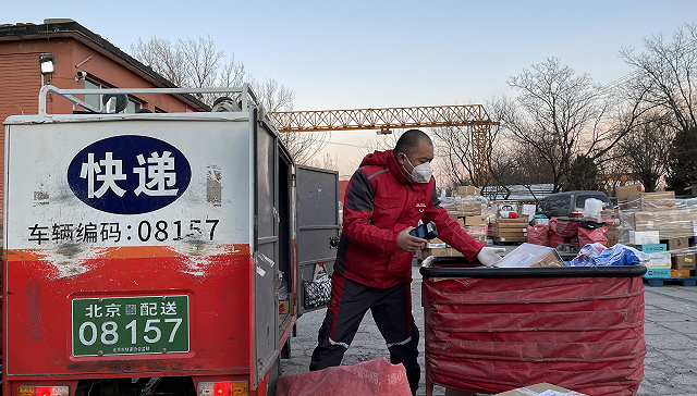 北京快递员正在配送。网上图片