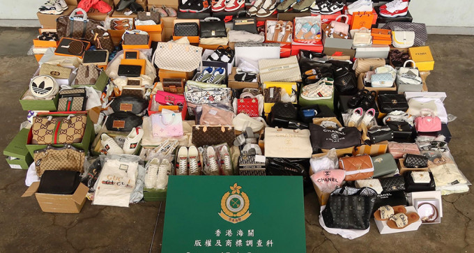 海关检获近3千件冒牌货物，包括鞋履、手袋和衣服等。（海关提供）